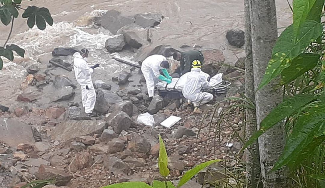 Rescate de un cuerpo a orillas del río Cauca