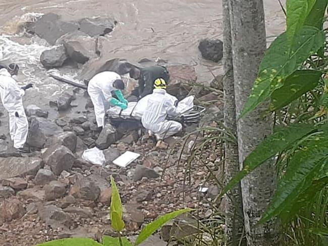 Rescate de un cuerpo a orillas del río Cauca