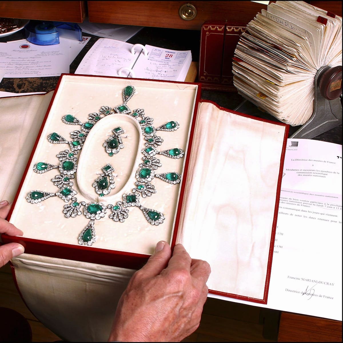 Robo del Museo del Louvre: había 32 esmeraldas colombianas en uno de los collares hurtados