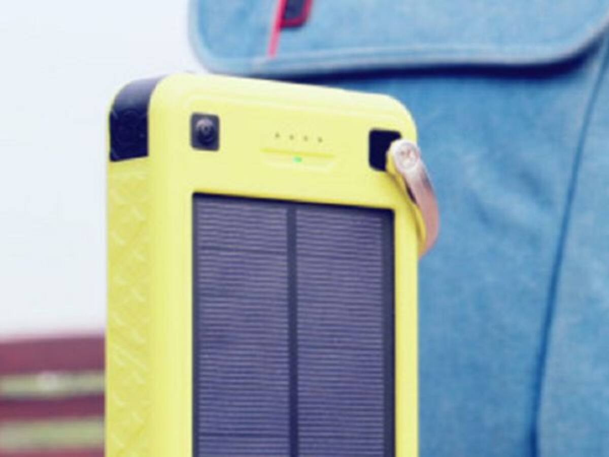 Crean cargador que utiliza la energía solar para mantener el celular con batería