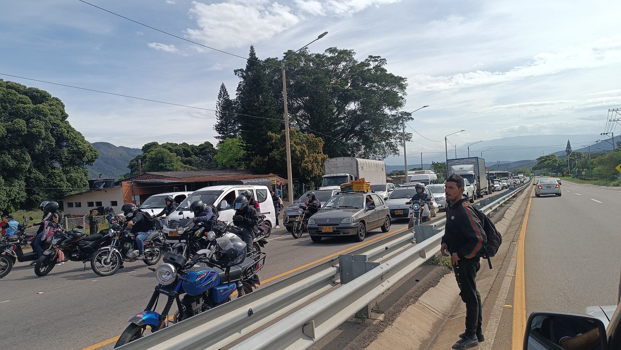 Congestión vehicular por protesta de la comunidad en la vía Cúcuta-Pamplona / Foto: Cortesía
