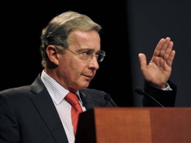 Uribe critica las 100.000 viviendas gratuitas del presidente Santos