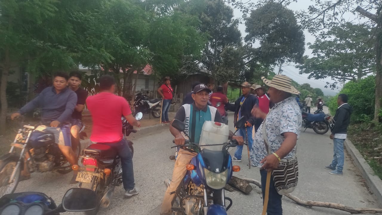Miembros de cabildos indígenas impidieron el paso para llamar la atención de la Alcaldía. Foto / cortesía MCB
