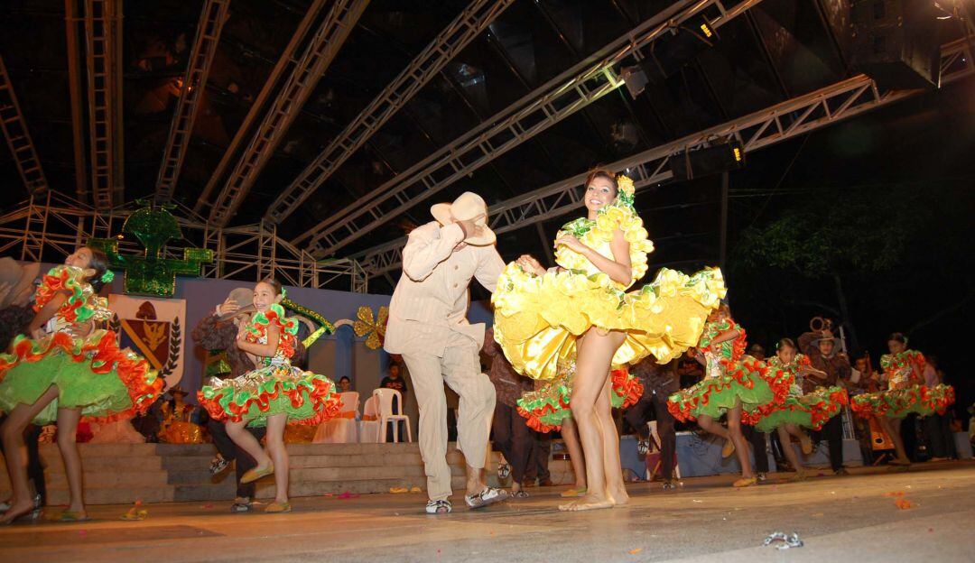 REINA NACIONAL DEL FOLCLOR SEÑORITA META BOGOTA, JUNIO 30.- LA MUESTRA DE JOROPO DE LA NUEVA REINA NACIONAL DEL FOLCLOR FUE OVACIONADA POR LOS ASISTENTES AL CERTAMEN DE CORONACION. (CORTESIA - EL NUEVO DIA).