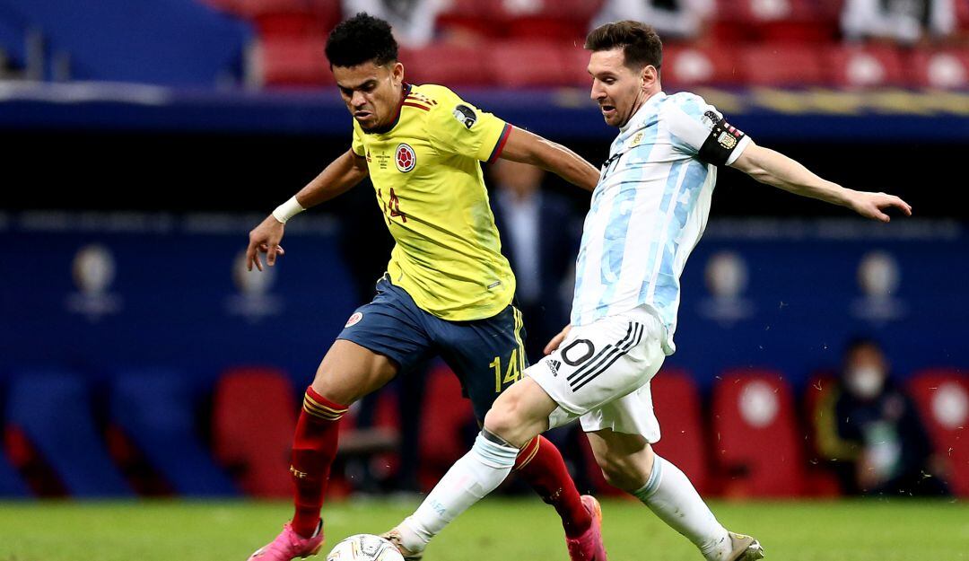 Lionel Messi disputa un balón con Luis Díaz, durante el enfrentamiento de Colombia y Argentina en la Copa América.