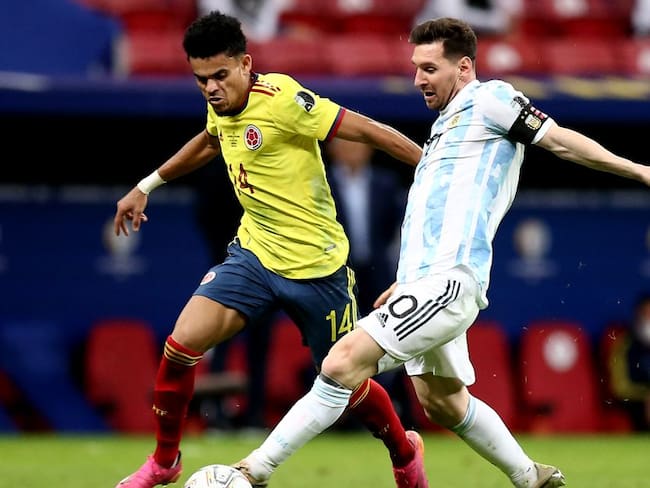 Lionel Messi disputa un balón con Luis Díaz, durante el enfrentamiento de Colombia y Argentina en la Copa América.