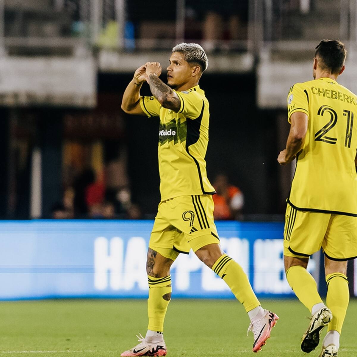 Video: Golazo del Cucho Hernández en empate del Columbus Crew