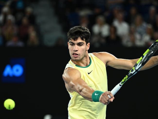 Melbourne (Australia), 22/01/2024.- Carlos Alcaraz of Spain in action during his 4th round match against Miomir Kecmanovic of Serbia at the 2024 Australian Open in Melbourne, Australia, 22 January 2024. (Tenis, España) EFE/EPA/JOEL CARRETT AUSTRALIA AND NEW ZEALAND OUT