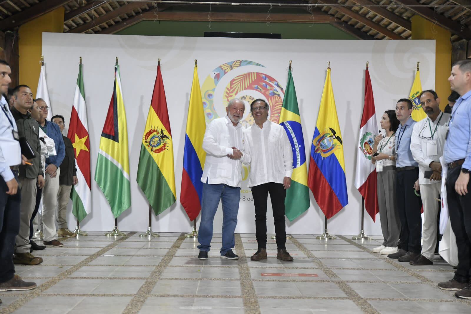Lula da Silva, presidente de Brasil, y Gustavo Petro, presidente de Colombia en la Amazonía. 8 de julio 2023. Foto: Presidencia.