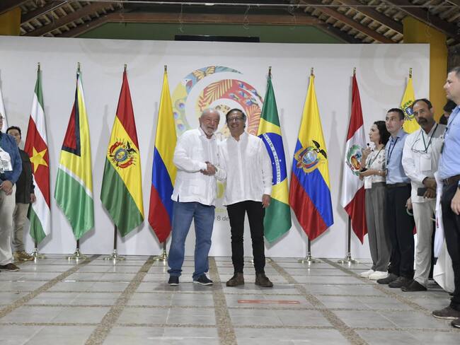 Lula da Silva, presidente de Brasil, y Gustavo Petro, presidente de Colombia en la Amazonía. 8 de julio 2023. Foto: Presidencia.