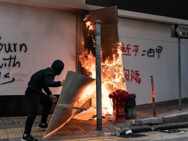 Día negro en Hong Kong, protestas violentas dejaron a un hombre muerto