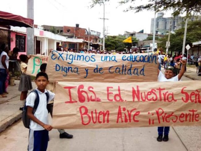 Estudiantes de colegio de Cartagena protestaron por falta de servicios