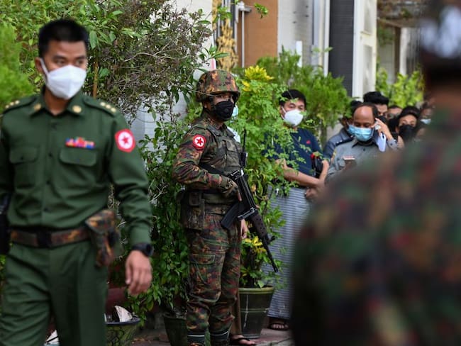 Soldados birmanos en las calles de Myanmar luego de detener líderes políticos y étnicos del país.