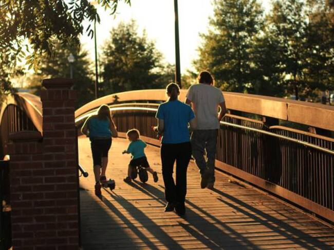 Caminar tan solo una hora revierte el daño de estar sentado