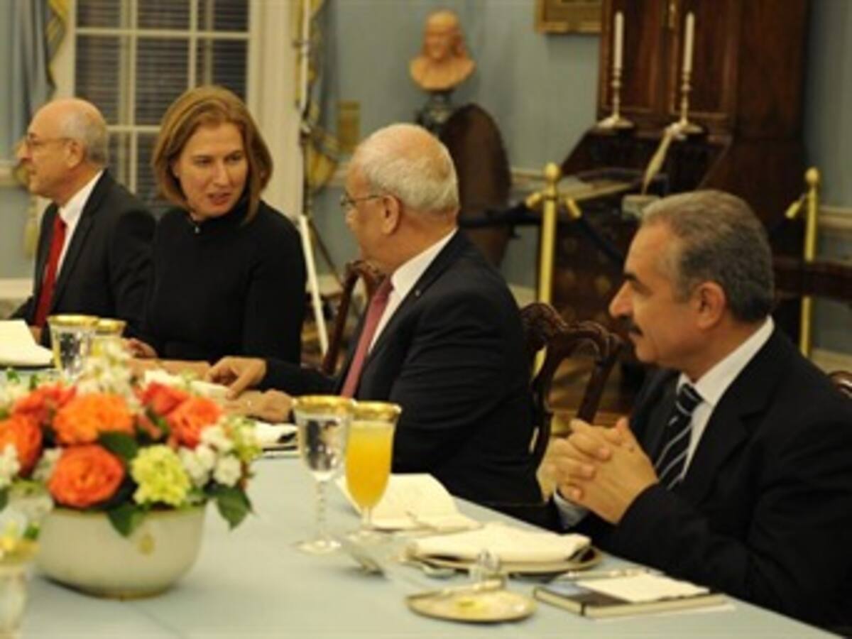 Obama se reúne con negociadores israelíes y palestinos en Washington