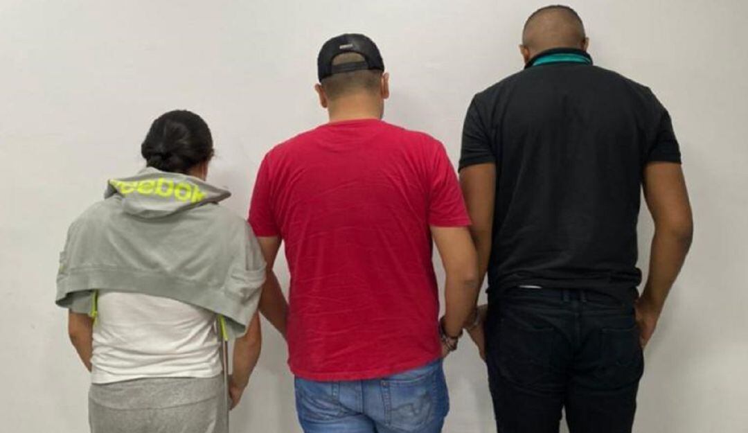 Estos tres policías activos se habrían apoderado de una parte del narcótico.