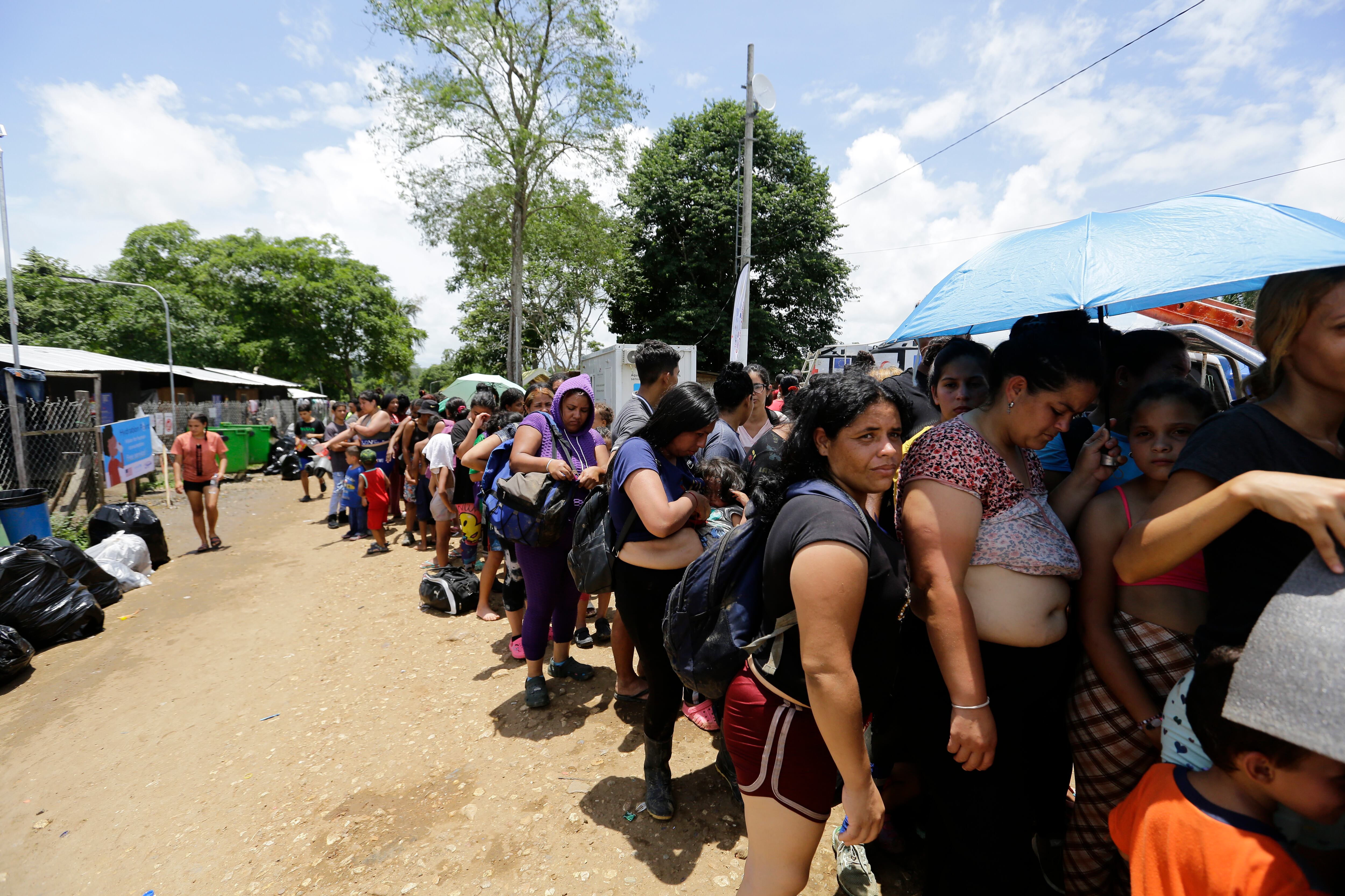 AME5278. LAJAS BLANCAS (PANAMÁ), 30/08/2023.- Migrantes hacen fila el 18 de agosto de 2023 en el sector de Lajas Blancas, en Darién (Panamá). Más de 320.000 migrantes que viajan hacia EE.UU. cruzaron este año la jungla del Darién, la peligrosa frontera entre Panamá y Colombia que es la entrada a Centroamérica desde el sur. EFE/ Carlos Lemos