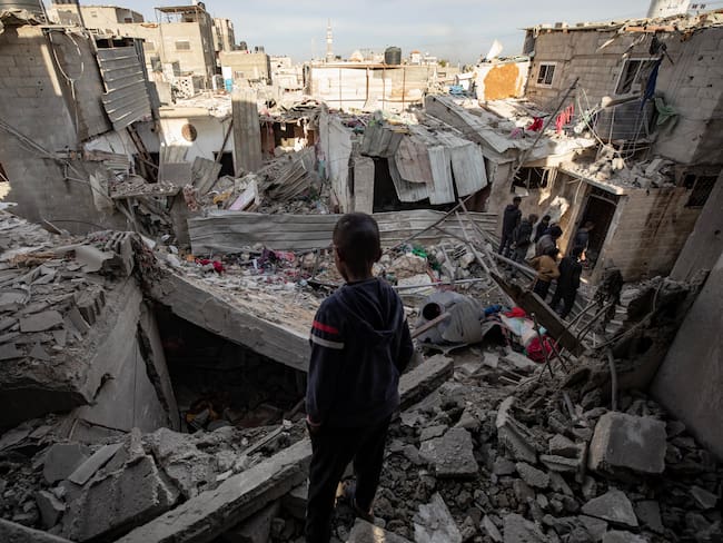 Gaza, 12/02/2024.- Un niño observa una zona destruida tras un ataque aéreo israelí contra el campo de refugiados de Rafah, en el sur de la Franja de Gaza, este lunes. Según el Ministerio de Salud palestino, más Más de 60 personas han muerto y más de 230 han resultado heridas en los ataques aéreos llevados a cabo por el ejército israelí.EFE/HAITHAM IMAD