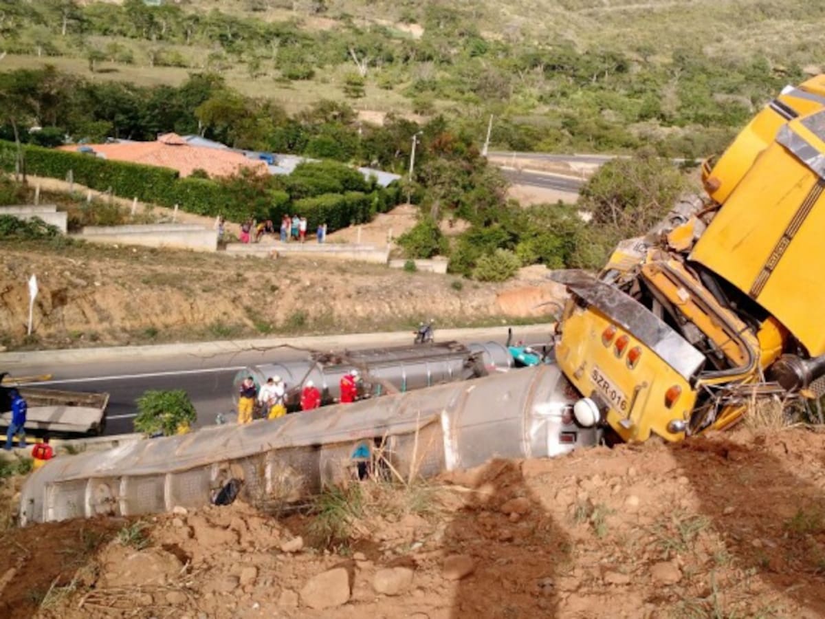 Investigan causas de volcamiento de vehículo cargado con combustible