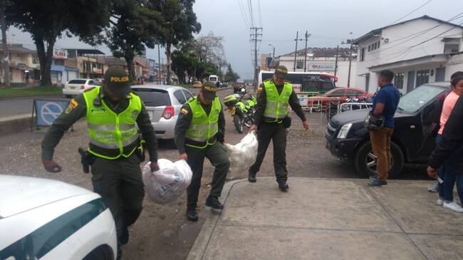 Dos sujetos transportaban munición y, al parecer, pretendían estafar a otros delincuentes con un cargamento de falsa pasta base de coca. Foto: Policía