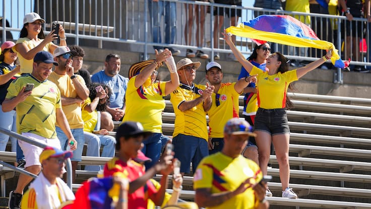 . EAST HEATFORD (ESTADOS UNIDOS), 15/06/2024.- Aficionados de Colombia animan su equipo este sábado, en un partido amistoso internacional entre las selecciones de Colombia y Bolivia en el estadio Rentschler Field en East Heatford (EEUU). EFE/Joe Buglewicz