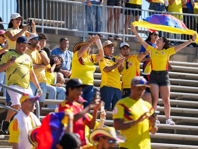 . EAST HEATFORD (ESTADOS UNIDOS), 15/06/2024.- Aficionados de Colombia animan su equipo este sábado, en un partido amistoso internacional entre las selecciones de Colombia y Bolivia en el estadio Rentschler Field en East Heatford (EEUU). EFE/Joe Buglewicz