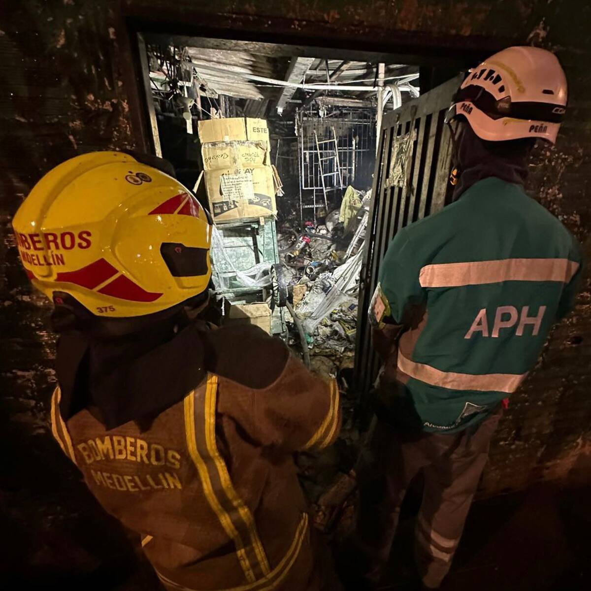 Un bombero lesionado mientras atendía el incendio en una bodega de reciclaje en Medellín