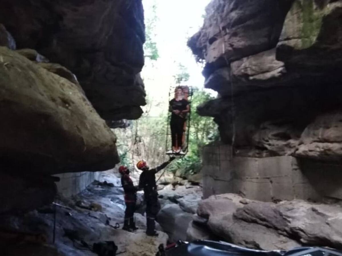 VIDEO: Vehículo con tres personas cayó a una quebrada