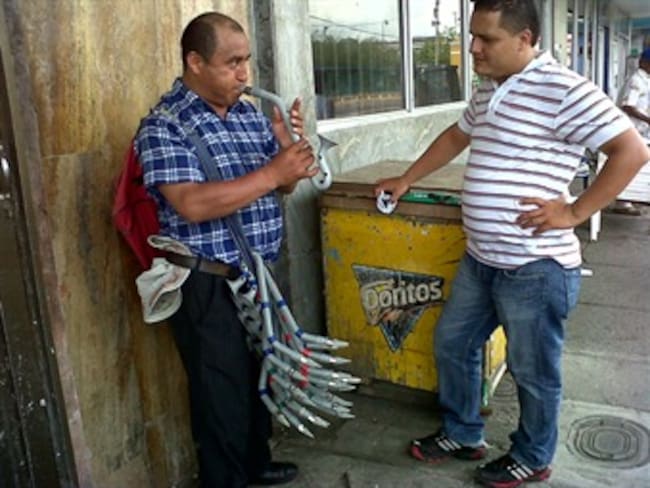En Cartagena venden saxofones hechos con tubos de PVC