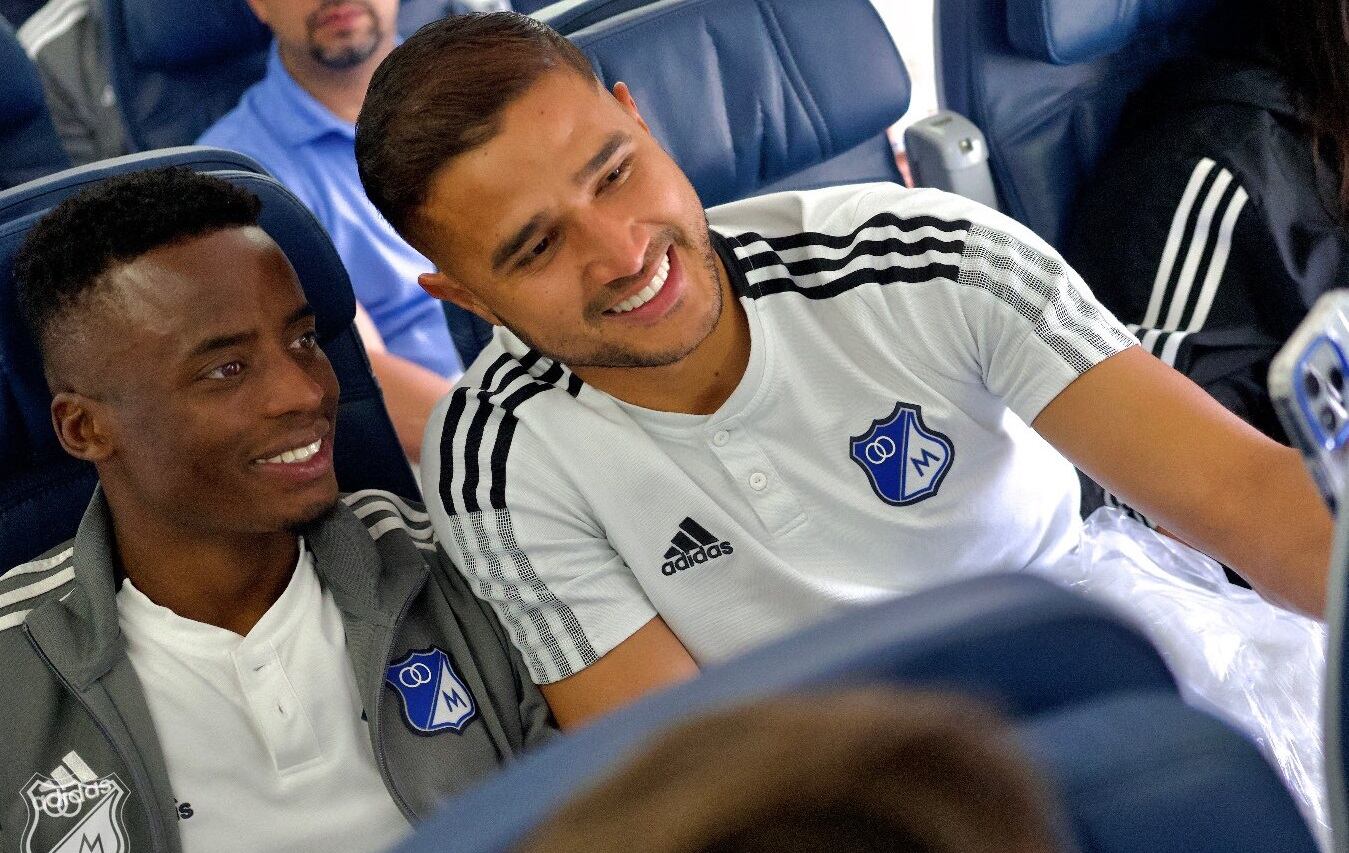 Jader Valencia y Larry Vásquez en el vuelo de Millonarios para enfrentar al Crystal Palace por el amistoso / @MillosFCoficial