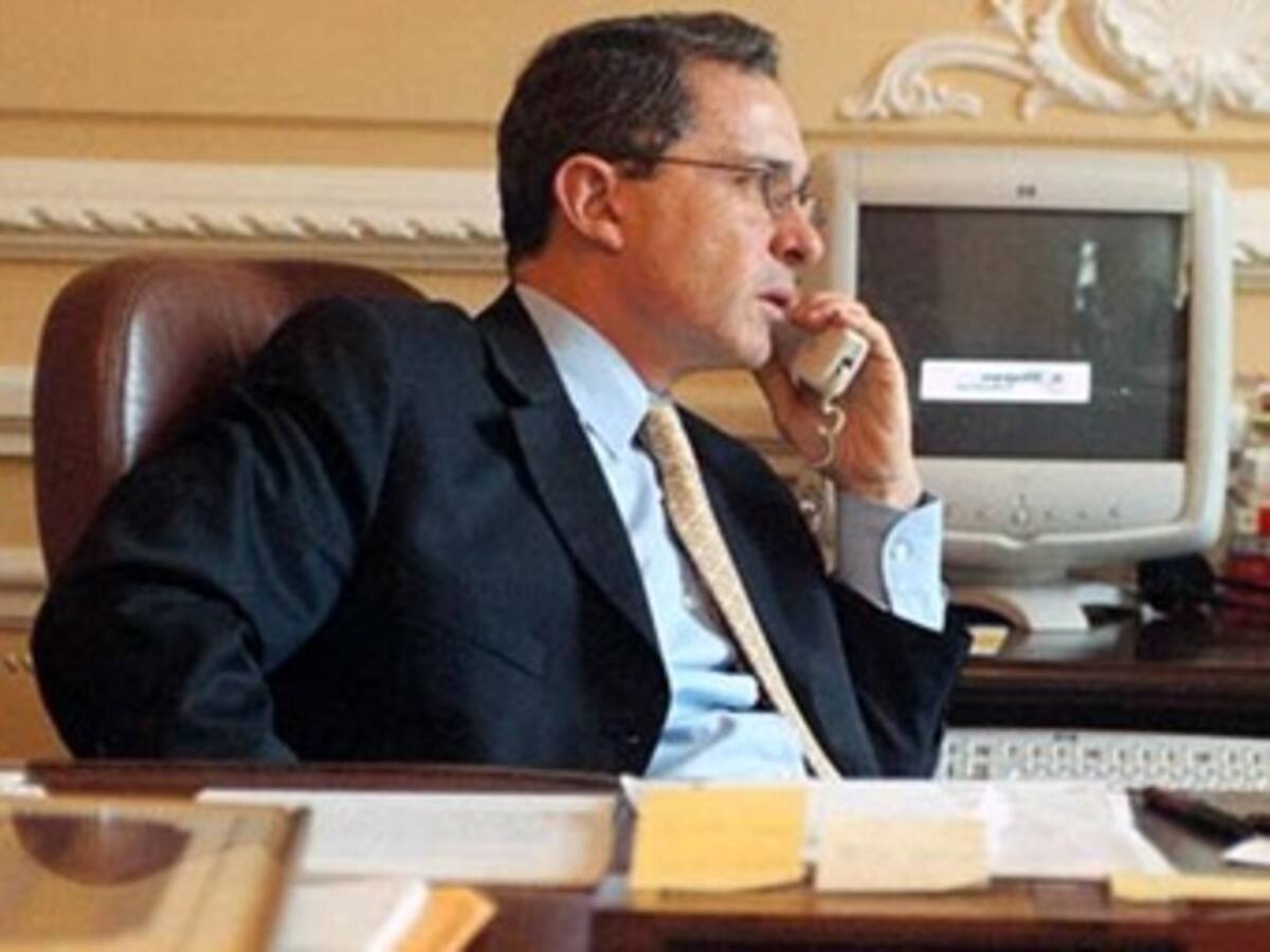 Chávez no le quiere contestar el teléfono a Uribe