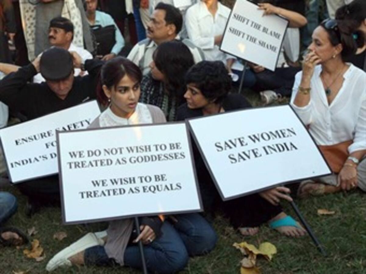 Miles de personas se manifiestan en la India en homenaje a joven violada y torturada