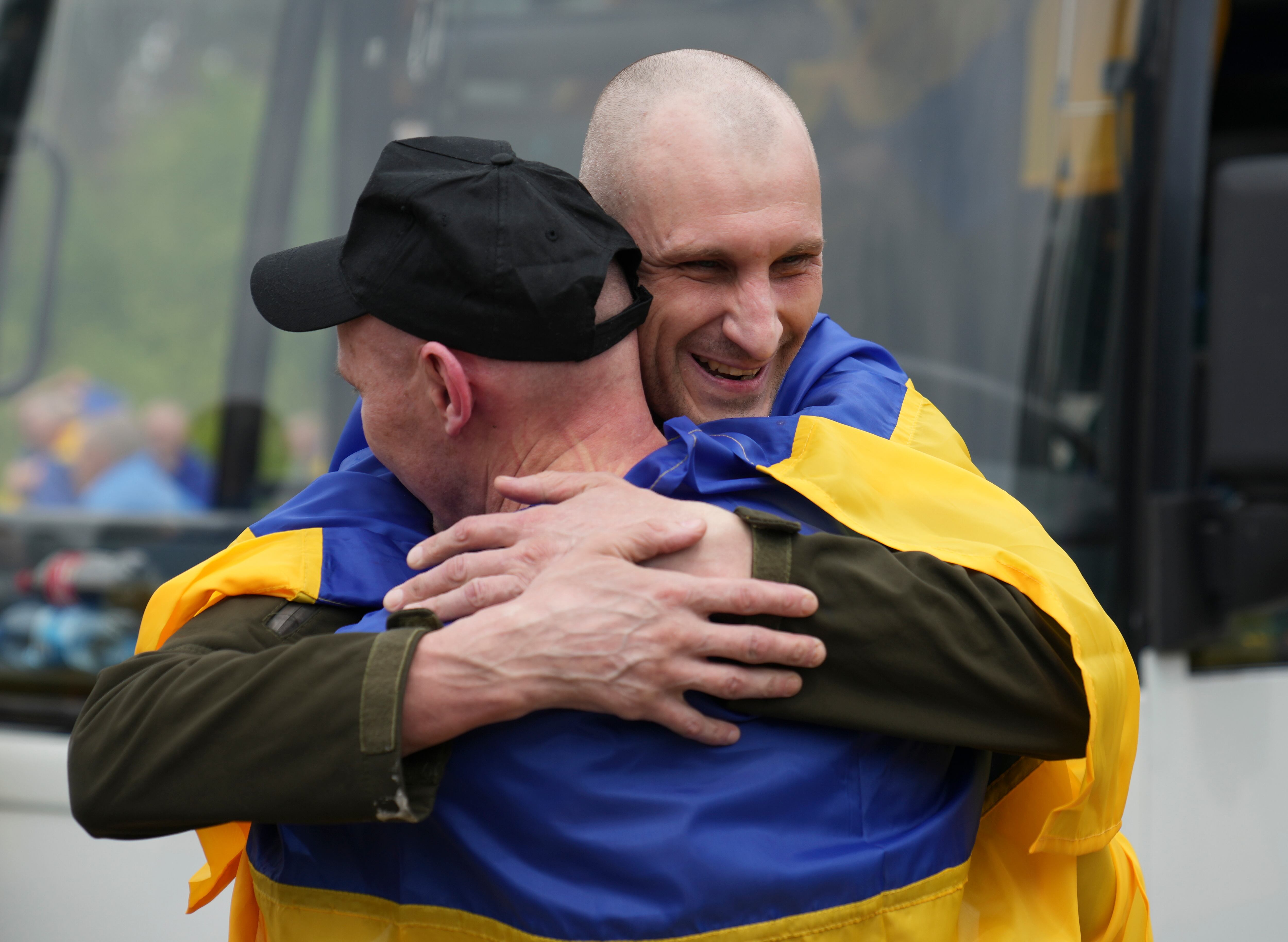 Undisclosed (Ukraine), 25/05/2025.- Ukrainian prisoners of war (POWs) react following a prisoner swap with Russia at an undisclosed location in Ukraine, 25 May 2025. In the third and last stage of the '1000-for-1000' exchange agreement, 303 Ukrainian servicemen were returned to Ukraine. The agreement was reached after recent Russia-Ukraine talks held in Turkey. (Rusia, Turquía, Ucrania) EFE/EPA/STRINGER