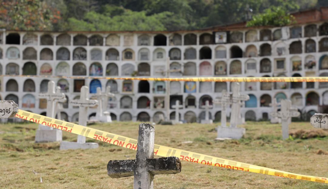 Labores forenses en cementerio