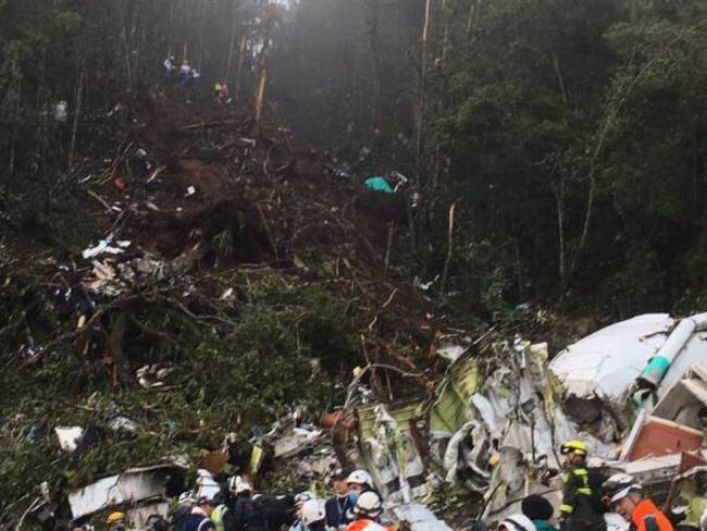[Fotos] Autoridades continúan en la zona del accidente del avión donde viajaba el Chapacoense