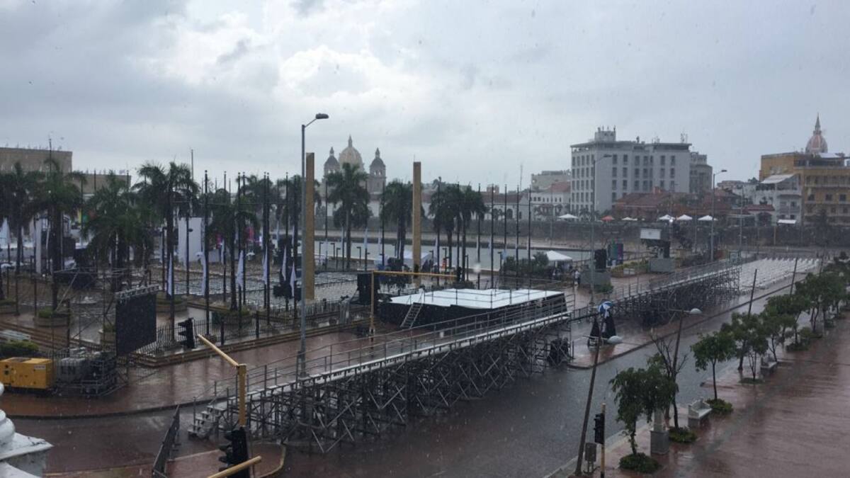 La lluvia se ha convertido en un contratiempo para quienes ultiman detalles para la firma del documento final. 
