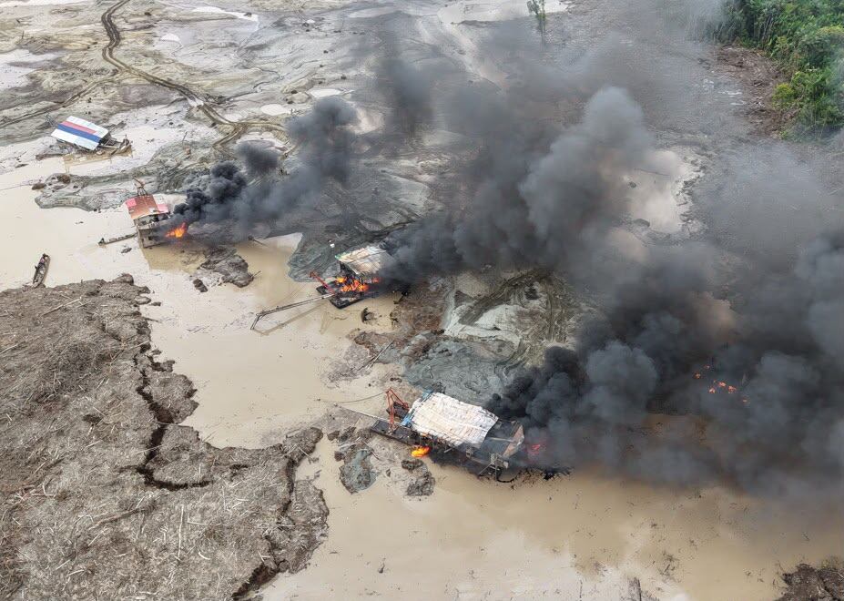 Destrucción de maquinaria utilizada para la minería ilegal en el departamento de Chocó. Foto: Cortesía Ejército