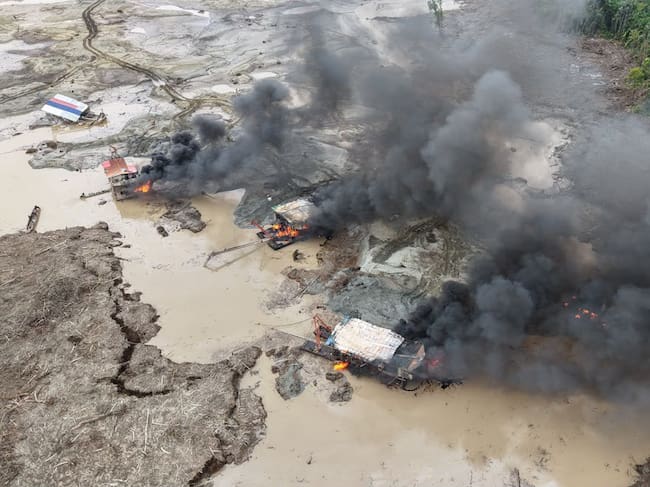 Destrucción de maquinaria utilizada para la minería ilegal en el departamento de Chocó. Foto: Cortesía Ejército