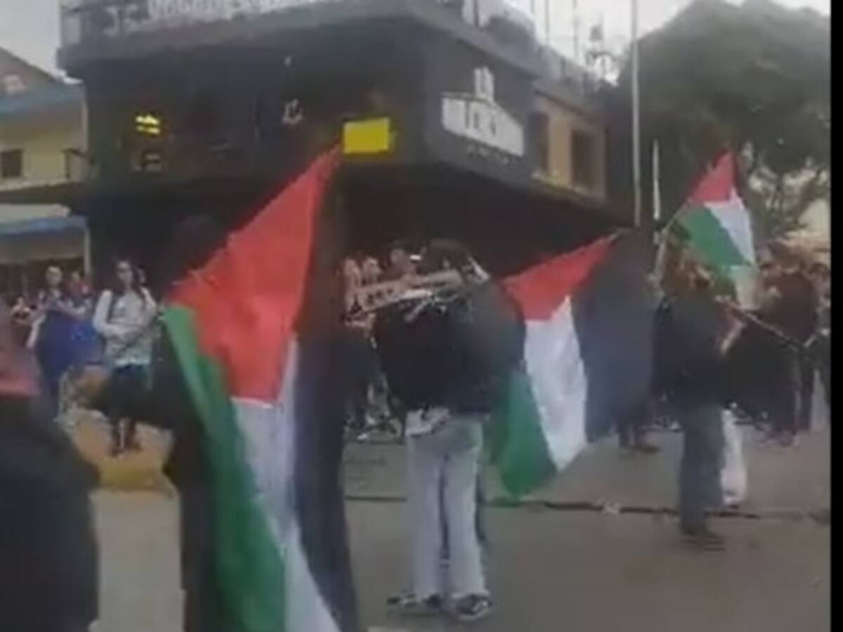 Jóvenes con banderas de Palestina protestan en Bucaramanga