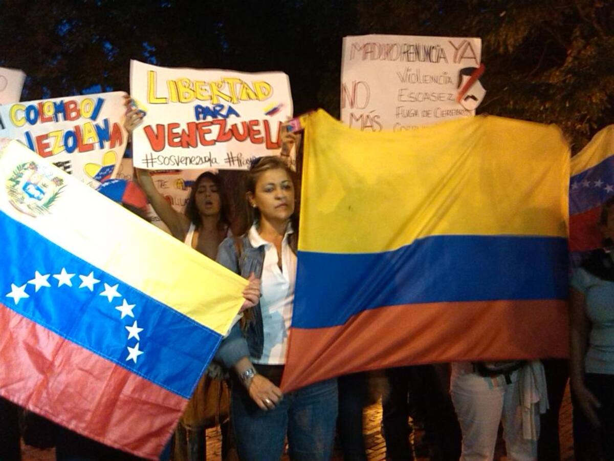 Decenas de venezolanos y colombianos que los apoyaban se manifestaron con pancartas en contra del Gobierno de Nicolás Maduro.
