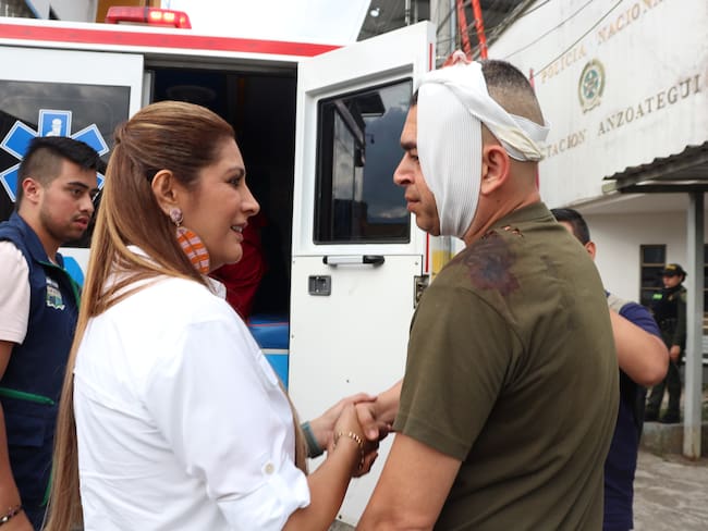 La gobernadora del Tolima, Adriana Matiz, visitó la población de Anzoátegui, tras el ataque con un dron.