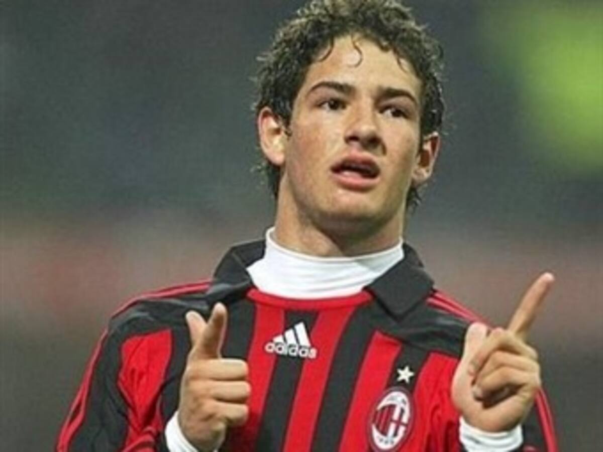 El brasileño Pato entre los convocados para el juego frente al Barcelona