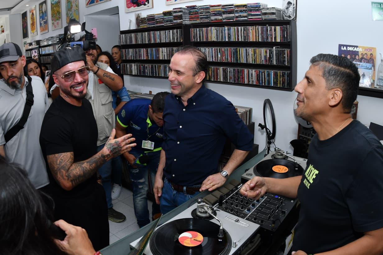 J Balvin recorrió este viernes el tradicional barrio Obrero donde compartió con la comunidad de la zona y recibió de parte del alcalde Alejandro Eder souvenirs de la ciudad.