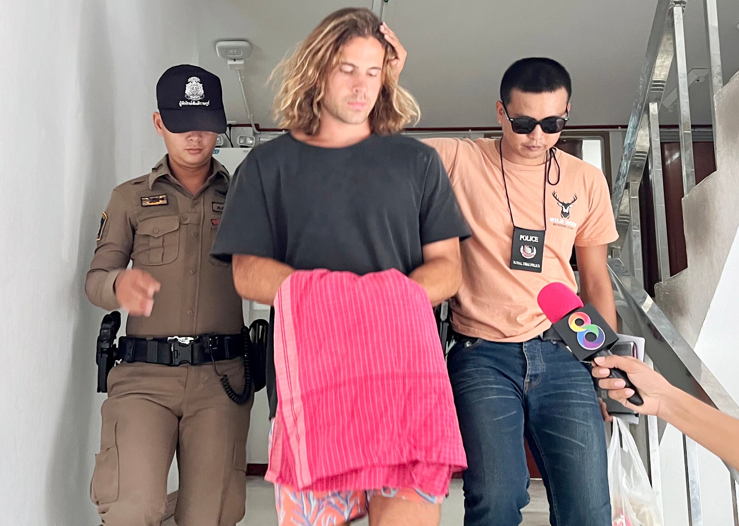 Koh Phangan (Thailand), 07/08/2023.- A Spanish chef alleged murder suspect Daniel Jeronimo Sancho Bronchalo (C), is escorted by Thai police officers to the court from Koh Phangan police station in Koh Phangan island, southern Thailand, 07 August 2023. Thai police arrested a 29-year-old Spanish nationality Daniel Jeronimo Sancho Bronchalo accused of killing a Colombian surgeon Edwin Arrieta Arteaga and dismembering his body before dumping some parts in a rubbish dump and other parts including his head in the sea, police said. (España, Tailandia) EFE/EPA/SOMKEAT RUKSAMAN