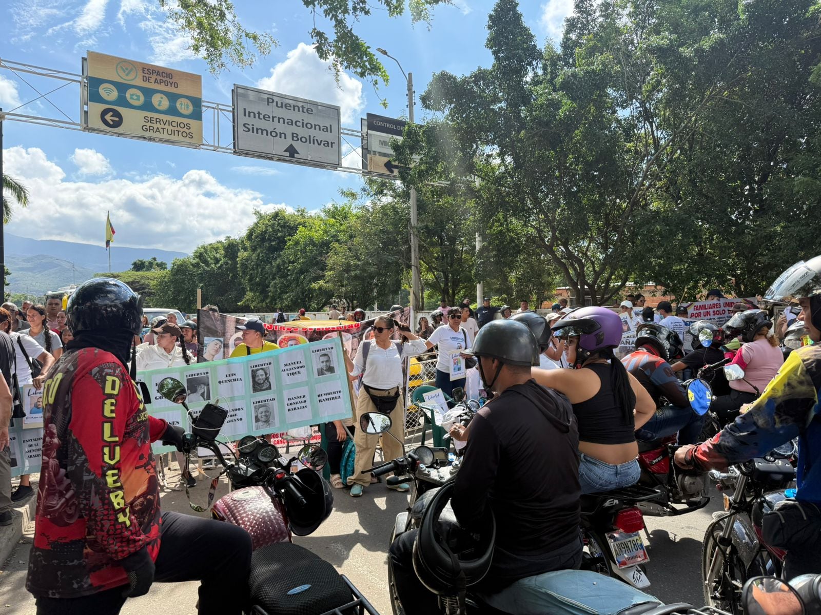 Protesta en el puente Simón Bolívar por colombianos presos en Venezuela. Foto: Ana María Rueda.