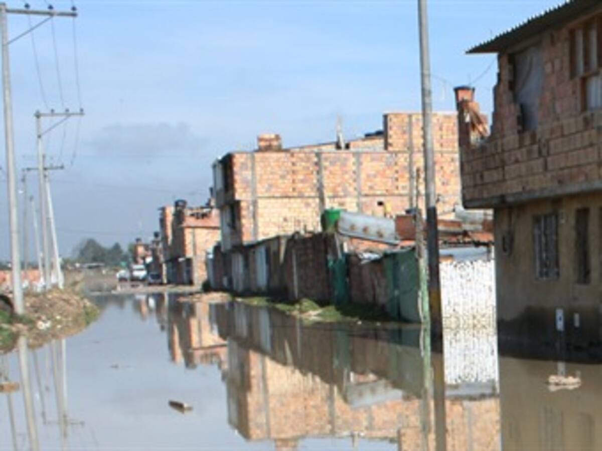 Desbordamiento del río Bogotá en Mosquera sigue sin controlar