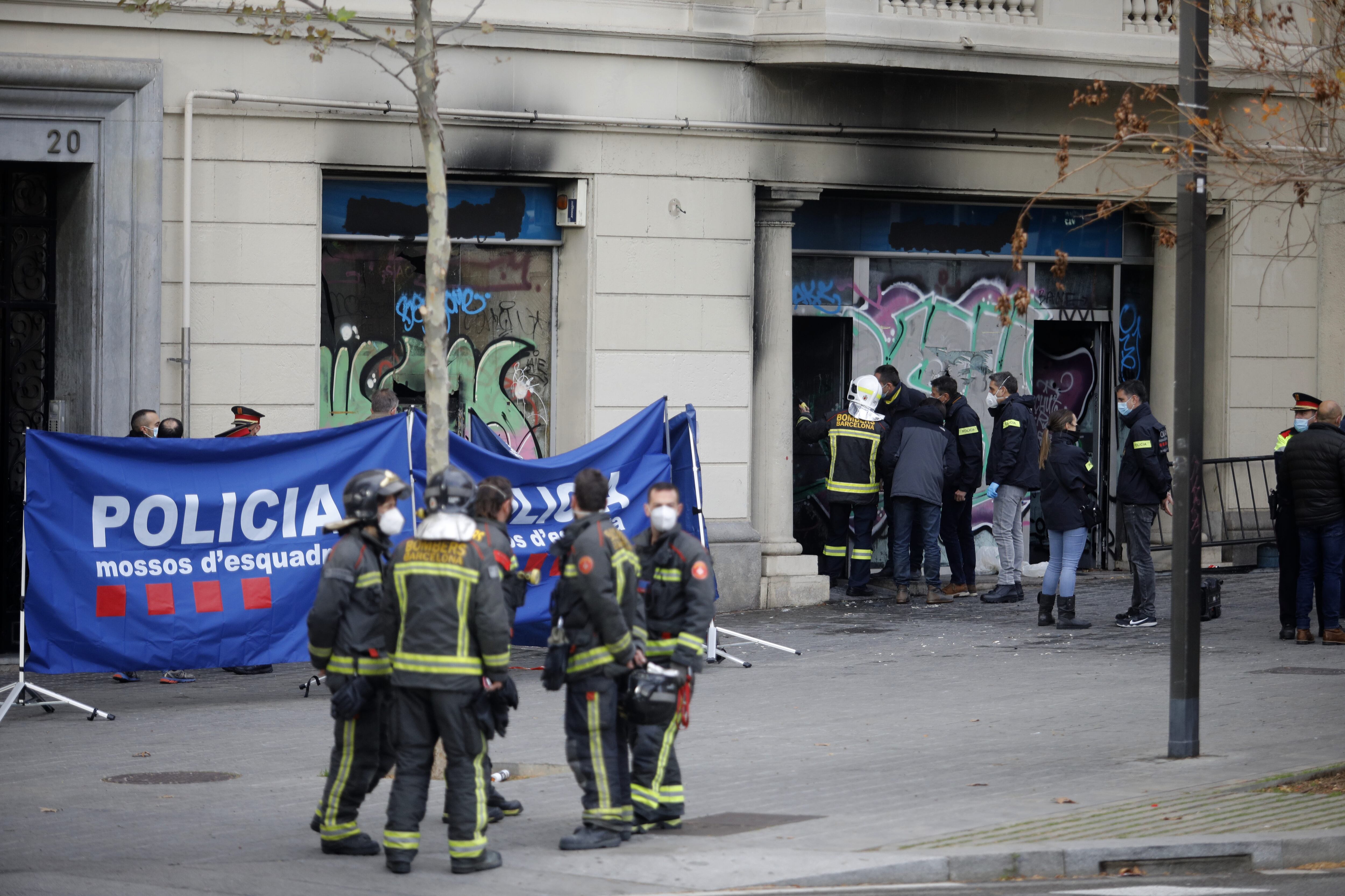 BARCELONA, CATALONIA, SPAIN - NOVEMBER 30: Several mossos d'Esquadra and firefighters work in the building where there has been a fire with fatalities, in the Plaza de Tetuan, on 30 November, 2021 in Barcelona, Catalonia, Spain. At least four people have lost their lives, two of them were minors. The fire has started around 6.00 am and is being investigated because at the moment they do not know the reason for the causes. (Photo By Kike Rincon/Europa Press via Getty Images)