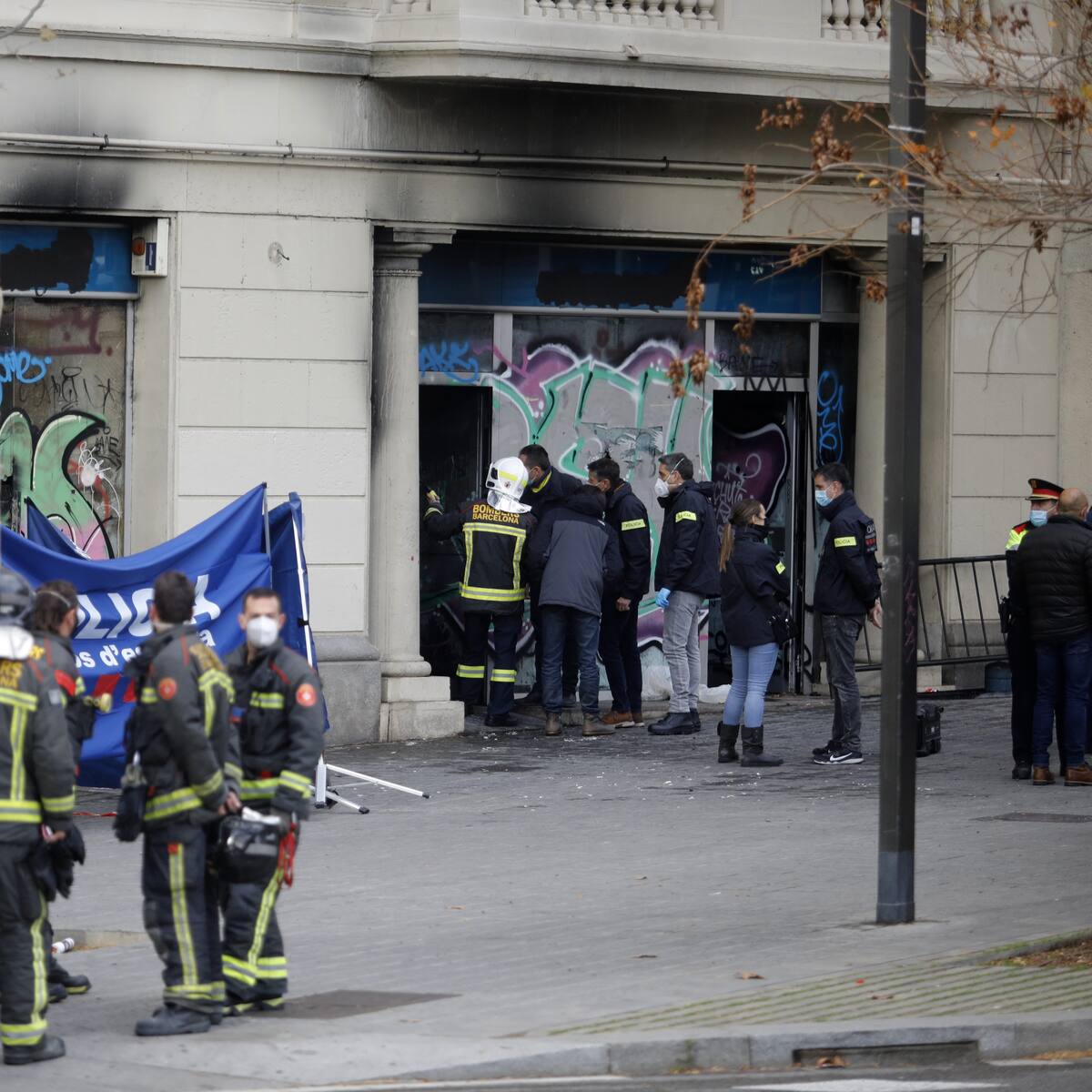 Cuatro personas, entre ellos un bebé, murieron en un incendio en un local comercial en Barcelona