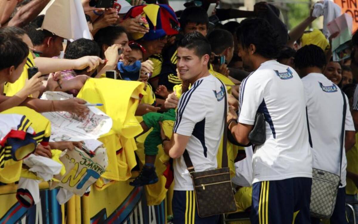 James Rodríguez, Aquivaldo Mosquera, Abel Aguilar entre otros firmaron autógrafos y se tomaron fotos a las afueras del hotel de concentración.