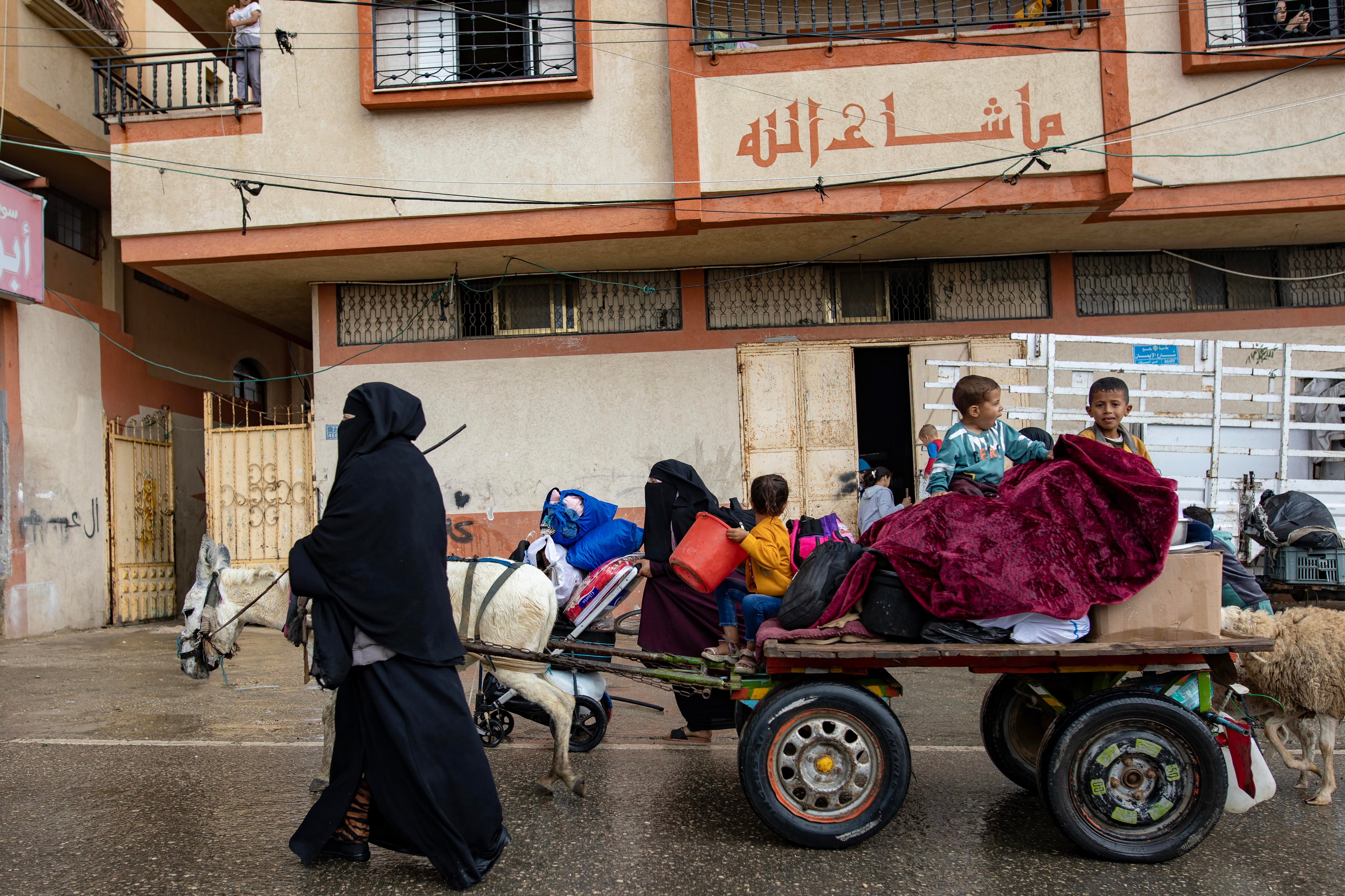 Palestinos desplazados tras las órdenes de Israel de evacuar la región de Rafah, en el sur de Gaza.
EFE/EPA/HAITHAM IMAD
